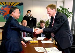 Noriaki Nakayama, the Japanese Minister of Science and Technology, and Janez Potočnik, the European Commissioner for Science. Nearly two years of negotiations were necessary to decide which of the sites proposed by Europe or Japan would host the ITER Project.